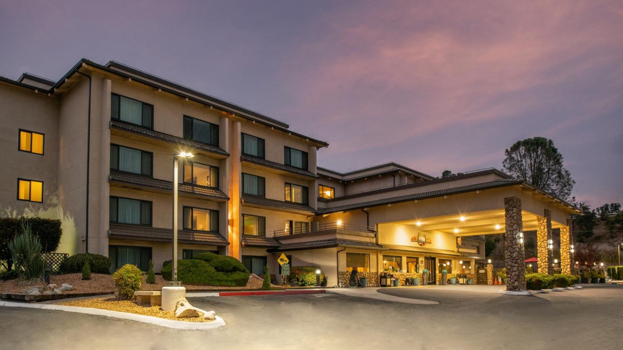 Yosemite Southgate Hotel & Suites Oakhurst Exterior foto