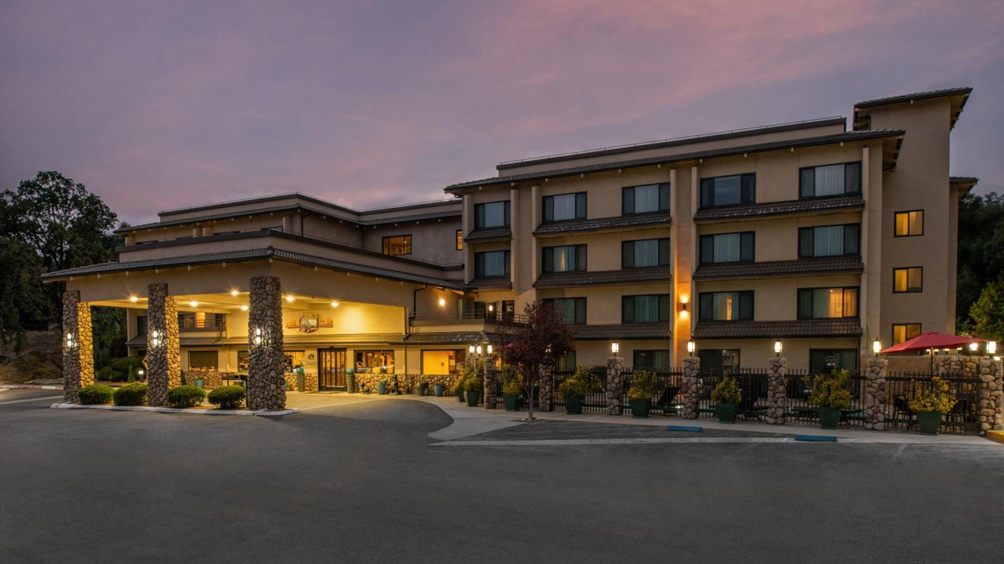 Yosemite Southgate Hotel & Suites Oakhurst Exterior foto