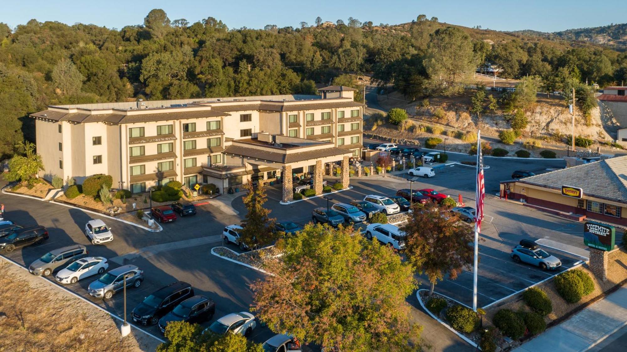 Yosemite Southgate Hotel & Suites Oakhurst Exterior foto